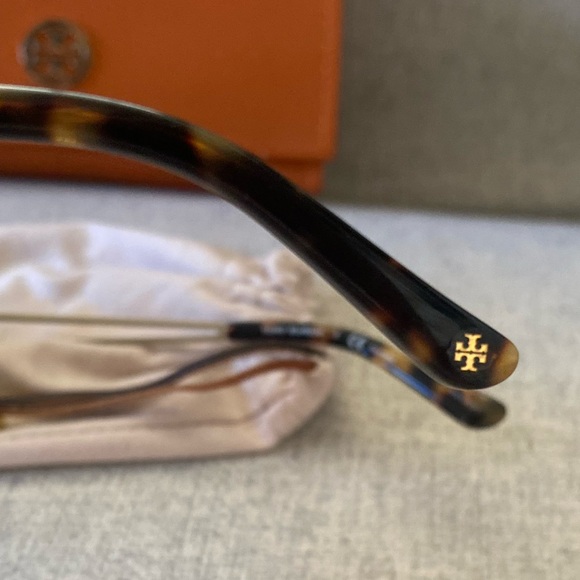 Authentic Tory Burch sunglasses Like new Condition Brown lens , Gold Hardware! - Picture 3 of 9